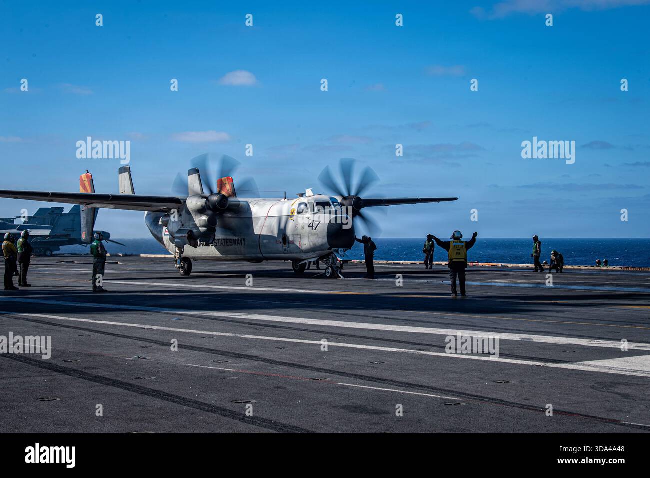 Un C-2A Greyhound, attaccato al “Rawhides” del Fleet Logistics Support Squadron (VRC) 40, si prepara al lancio dalla cabina di pilotaggio della classe Nimitz Foto Stock