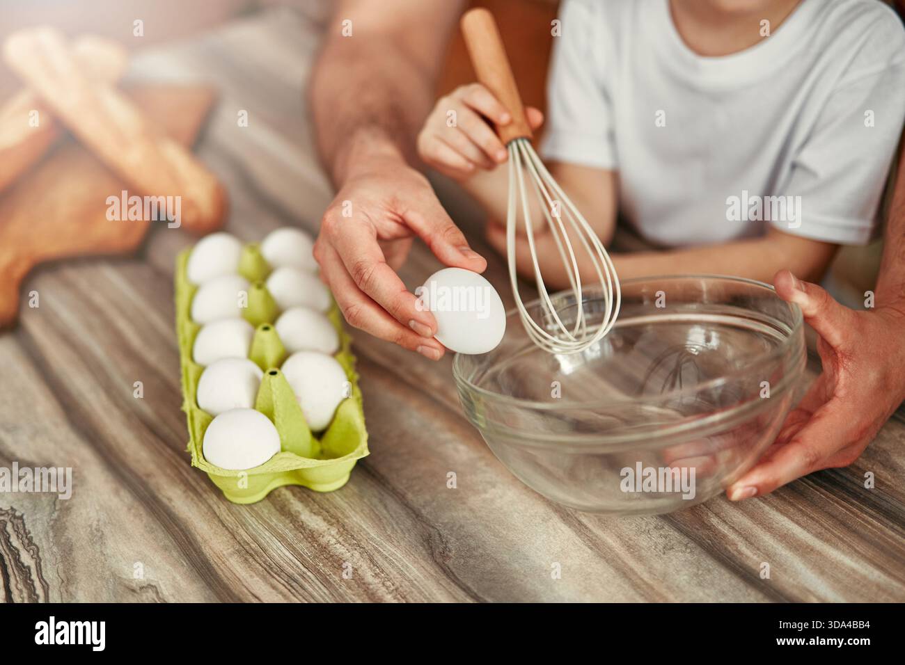 Cucinare in cucina è un ottimo modo per i genitori e i bambini di legarsi alla preparazione del cibo, promuovendo l'interazione e lo sviluppo delle competenze. Favorisce Foto Stock