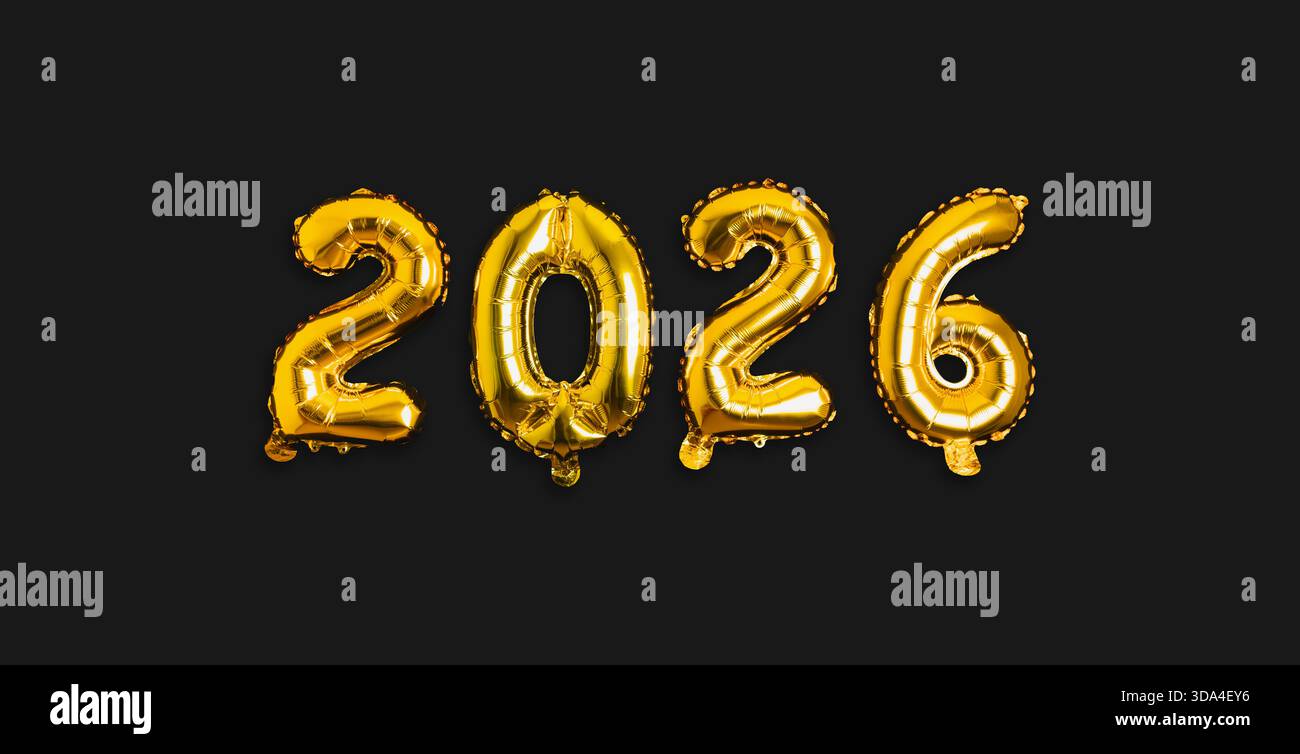 Palloncini in lamina metallica dorata del numero 2026 galleggianti su sfondo nero. Concetto di celebrazione, Capodanno, prosperità, affari e futuro. Foto Stock
