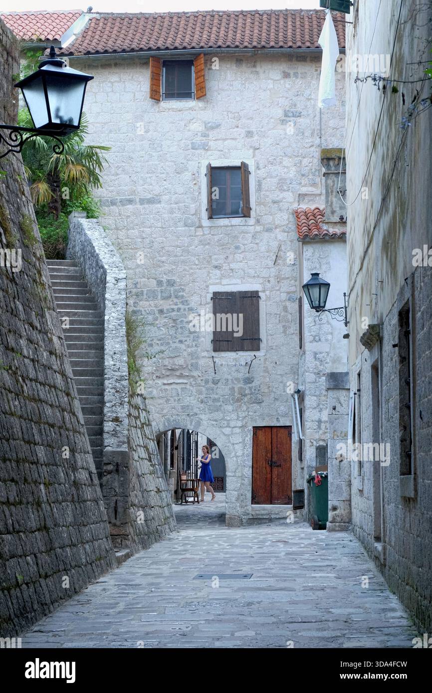 Strada medievale nel centro storico di Kotor, Montenegro Foto Stock