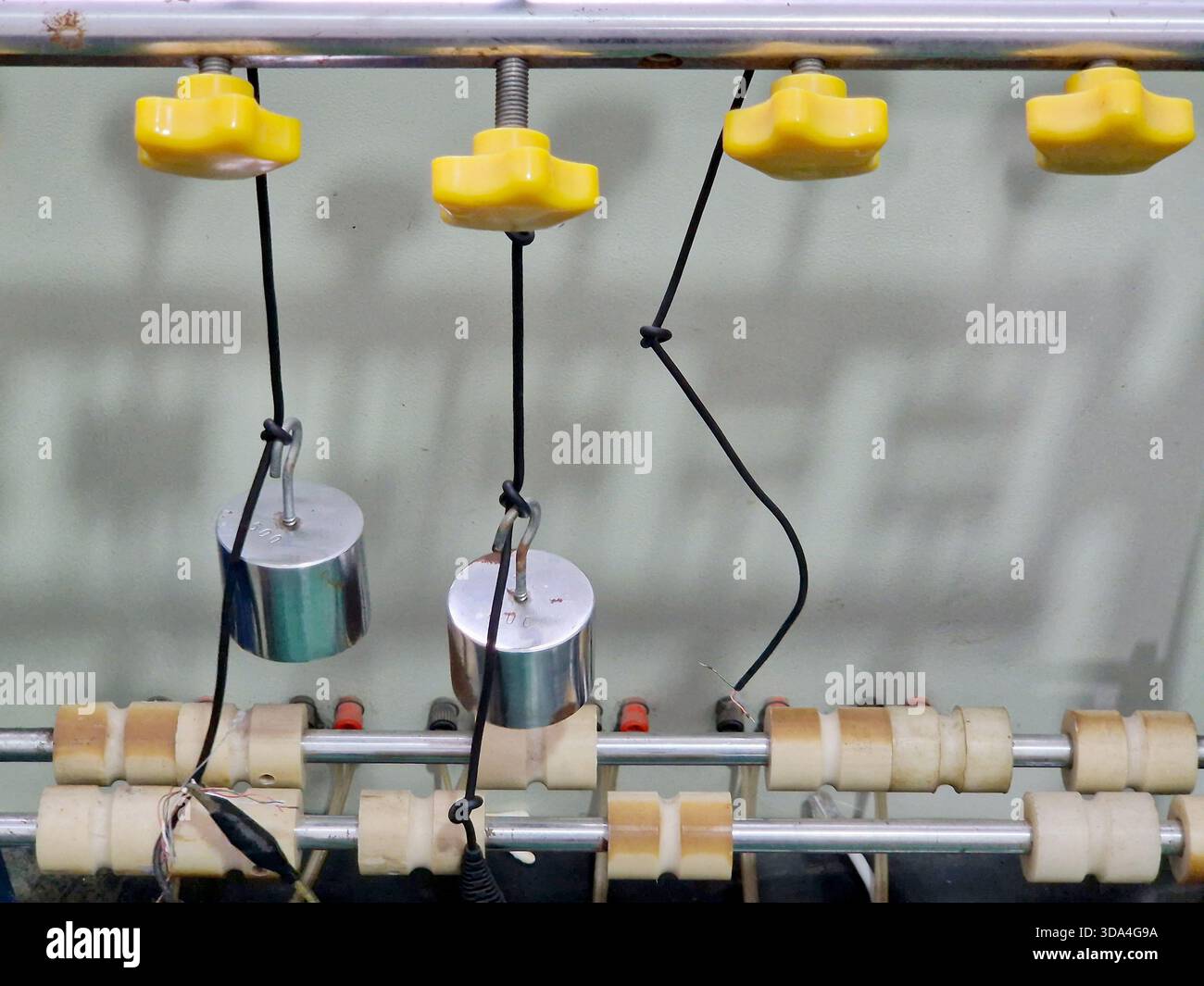 Shenzhen, Cina – 11 maggio 2024: Vista ravvicinata di una stazione di prova della durata del cavo audio all'interno di uno stabilimento di produzione di componenti elettronici. Foto Stock