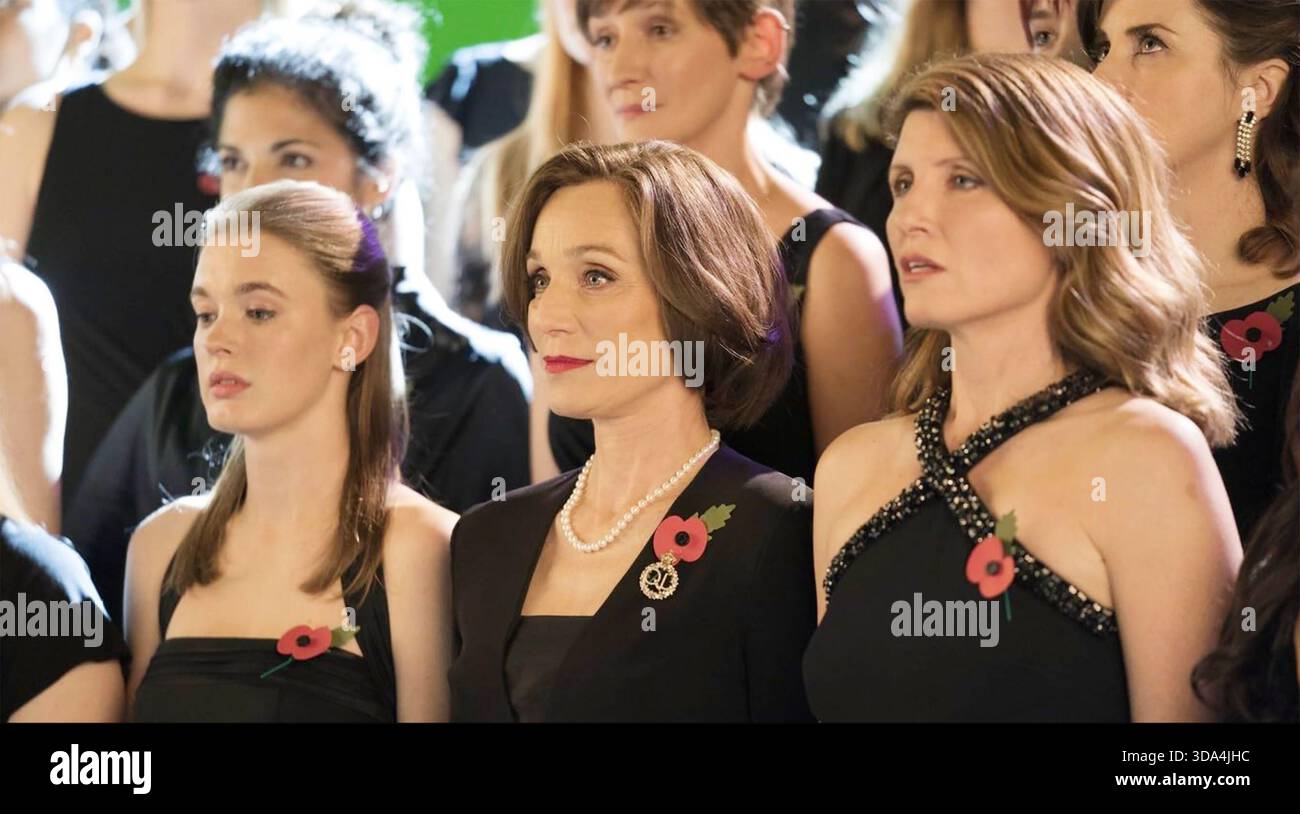 LE MOGLI MILITARI del 2019 Lionsgate film con da sinistra: Amy James-Kelly, Kristin Scott Thomas e Sharon Horgan Foto Stock