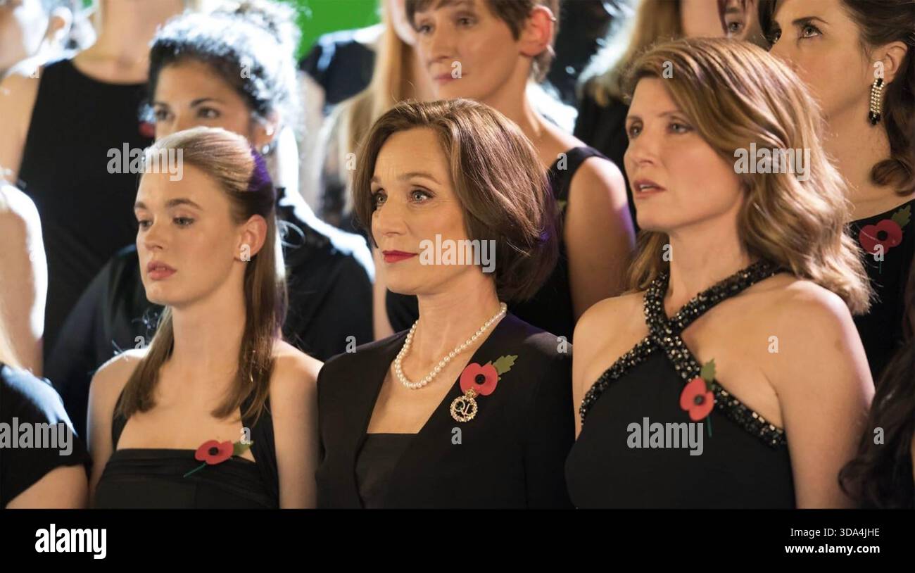 LE MOGLI MILITARI del 2019 Lionsgate film con da sinistra: Amy James-Kelly, Kristin Scott Thomas e Sharon Horgan Foto Stock