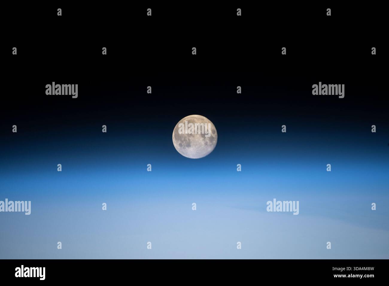 La luna piena sopra l'orizzonte della Terra Foto Stock