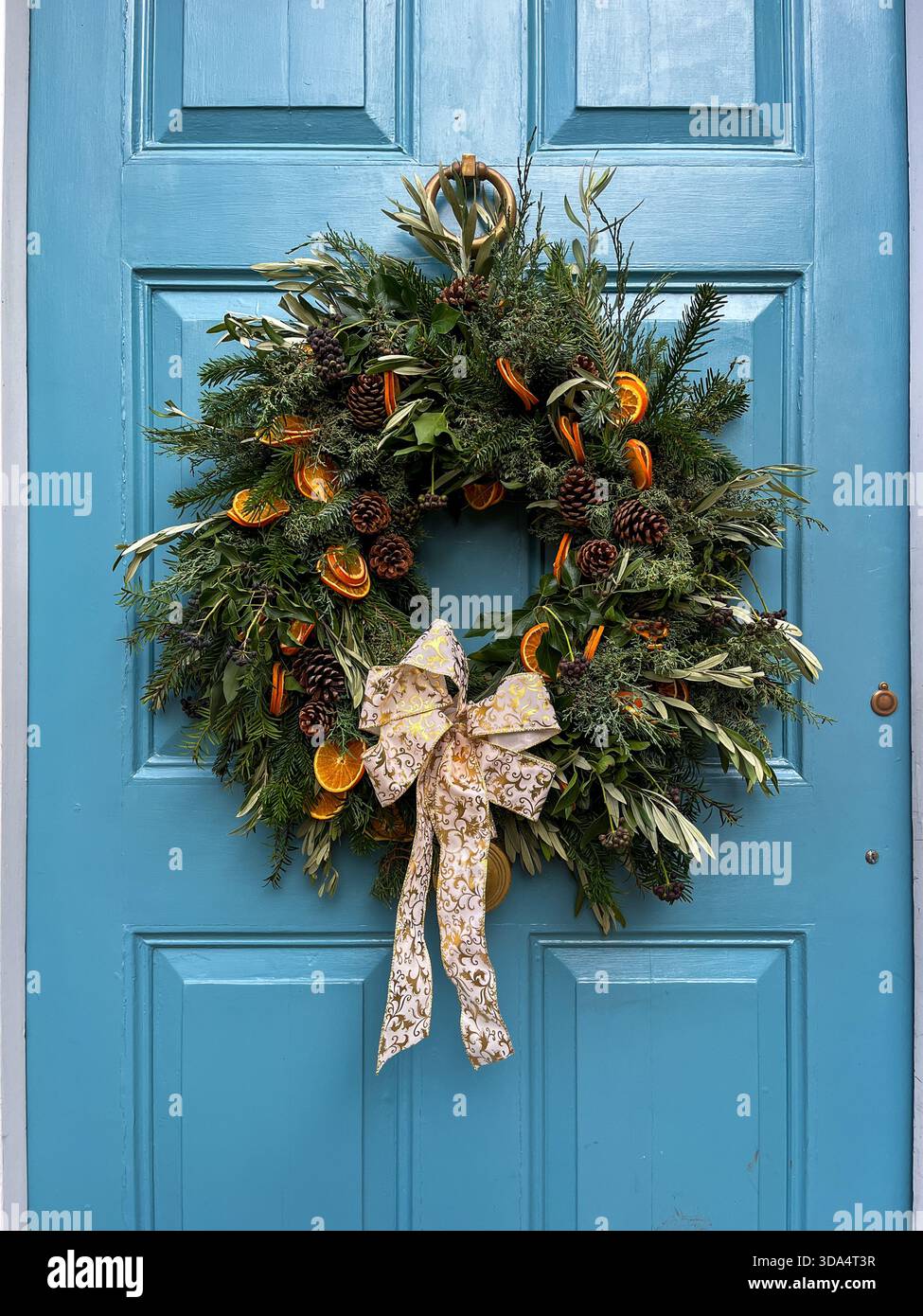 Corona di Natale con decorazioni Evergreen Foliage e agrumi - Immagine stock catturata con smartphone