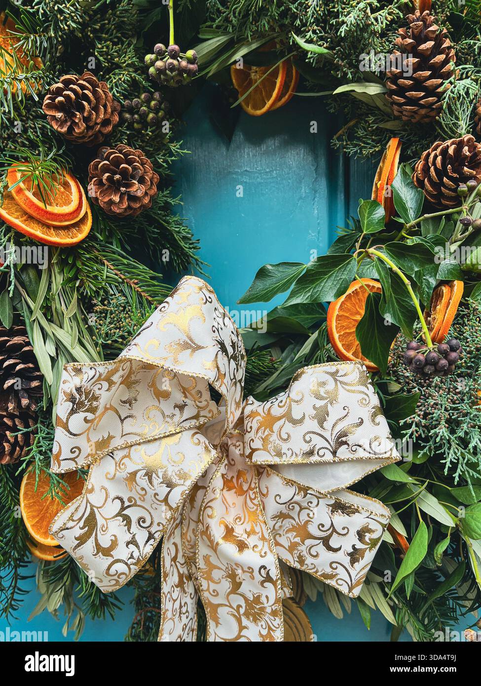 Corona di Natale con decorazioni Evergreen Foliage e agrumi - Immagine stock catturata con smartphone