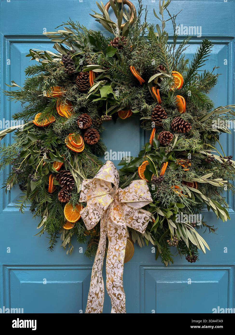 Corona di Natale con decorazioni Evergreen Foliage e agrumi - Immagine stock catturata con smartphone