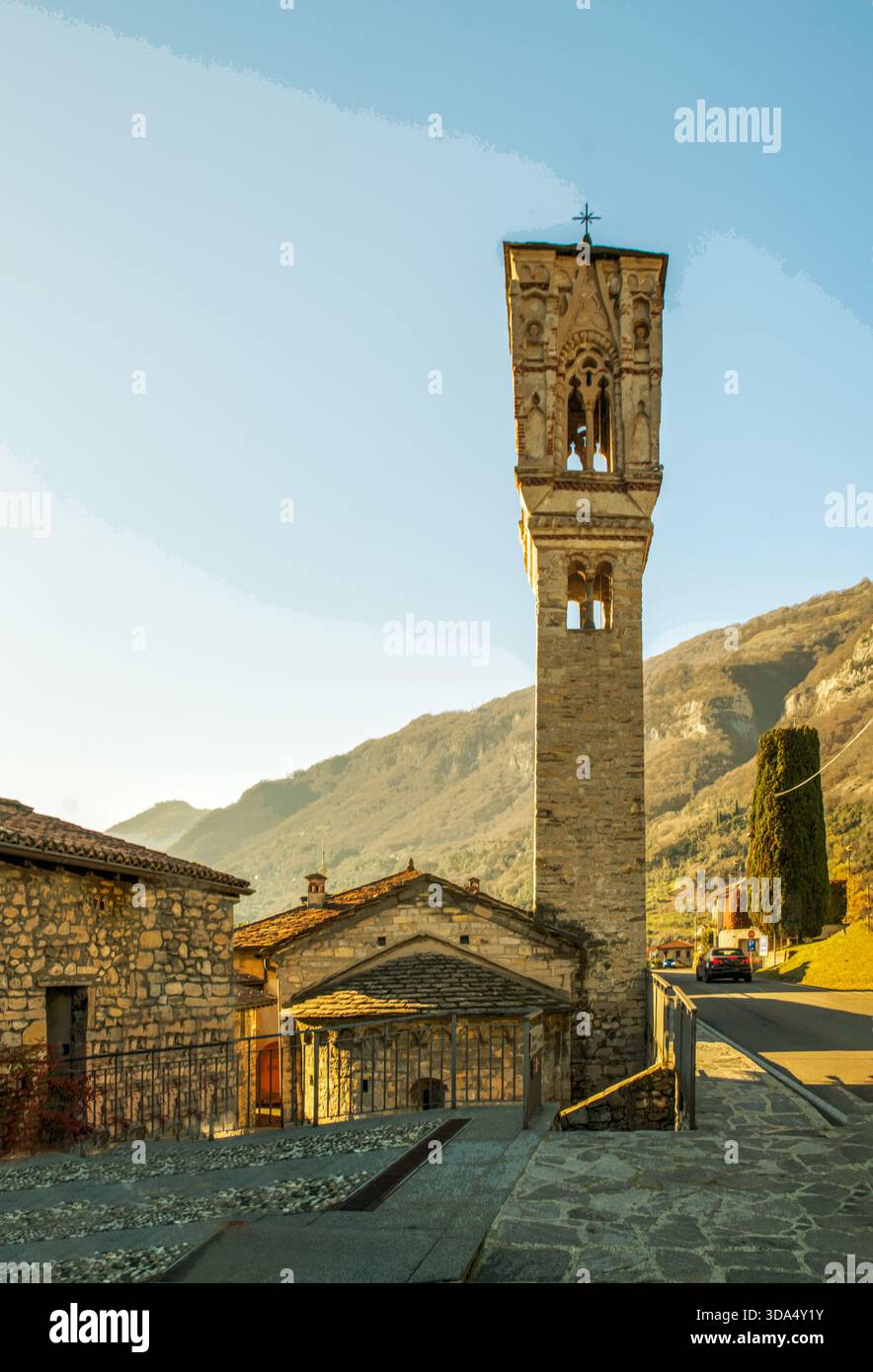 Il torrente di asfalto lungo la costa dalla città di Como a nord e l'alto campanile della chiesa cattolica Foto Stock