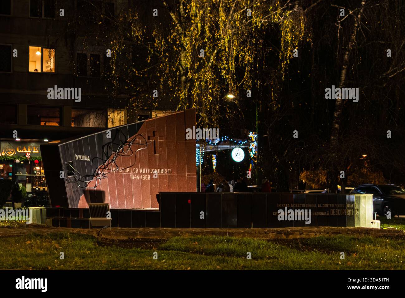 Monumento agli eroi anticomunisti a Brasov in Romania di notte Foto Stock