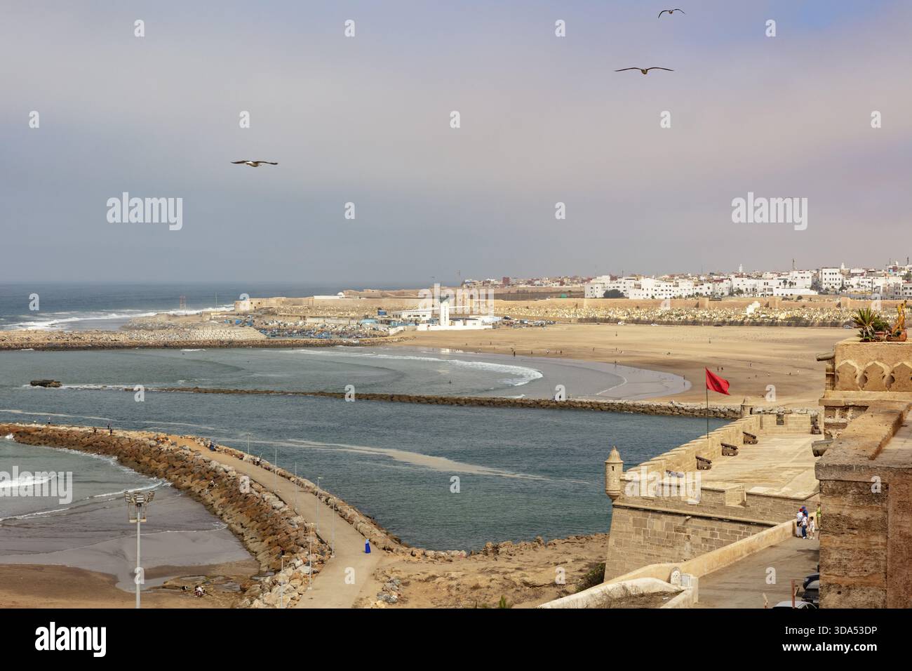 Panorama costiero con vista sulla città, sul mare e sulle mura fortificate Foto Stock
