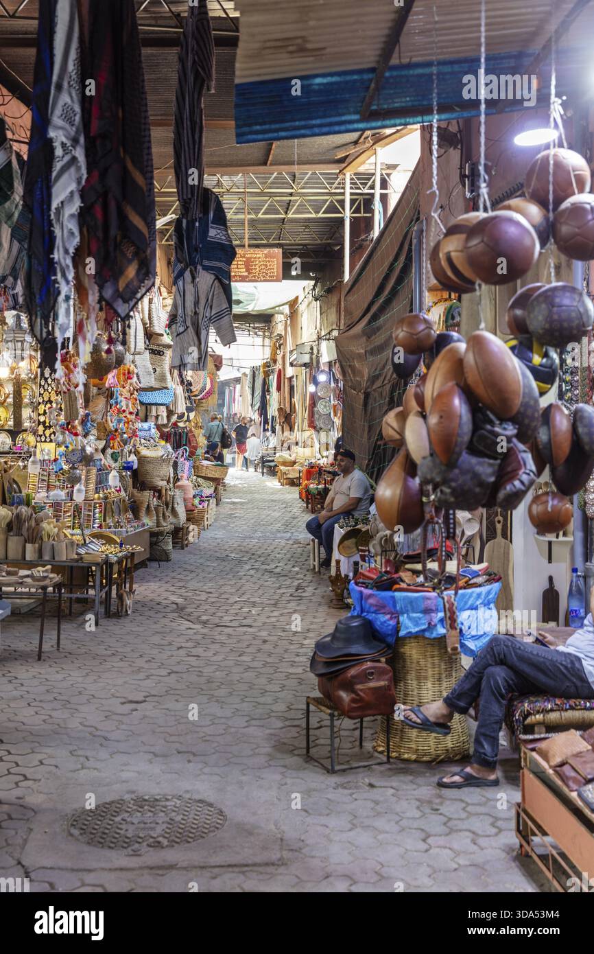 Vivace bazar marocchino con una varieta' di merci e un'atmosfera intima Foto Stock