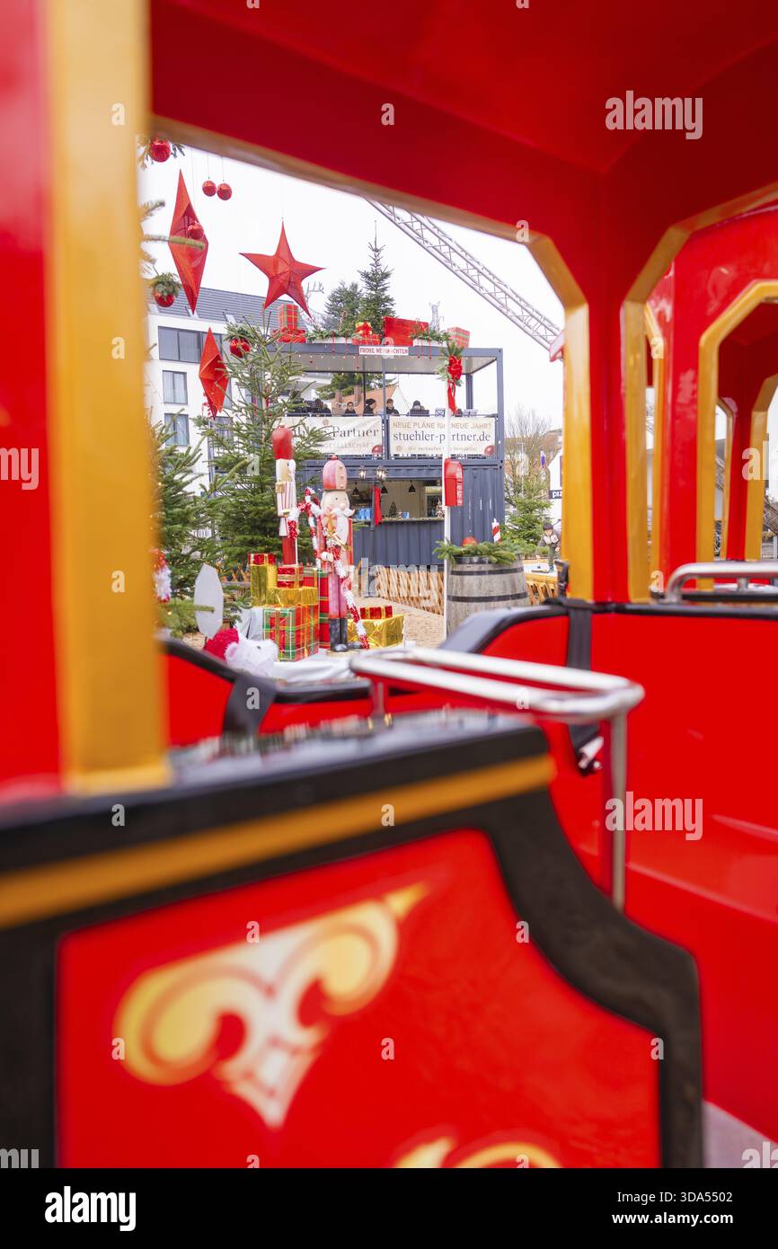 Treno rosso in un mercatino di Natale con decorazioni natalizie e abeti sullo sfondo, Sindelfingen, quartiere di Boeblingen, Germania Foto Stock