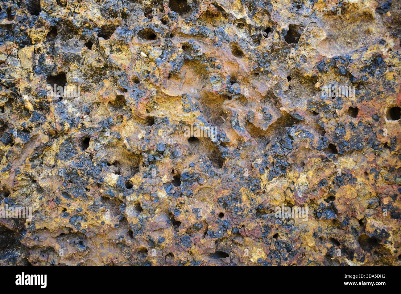 Le laterite sono tipi di terreno ricchi di ferro e alluminio. Storicamente, la laterite è stata tagliata in forme simili a mattoni e utilizzata nell'edificio del monumento Foto Stock