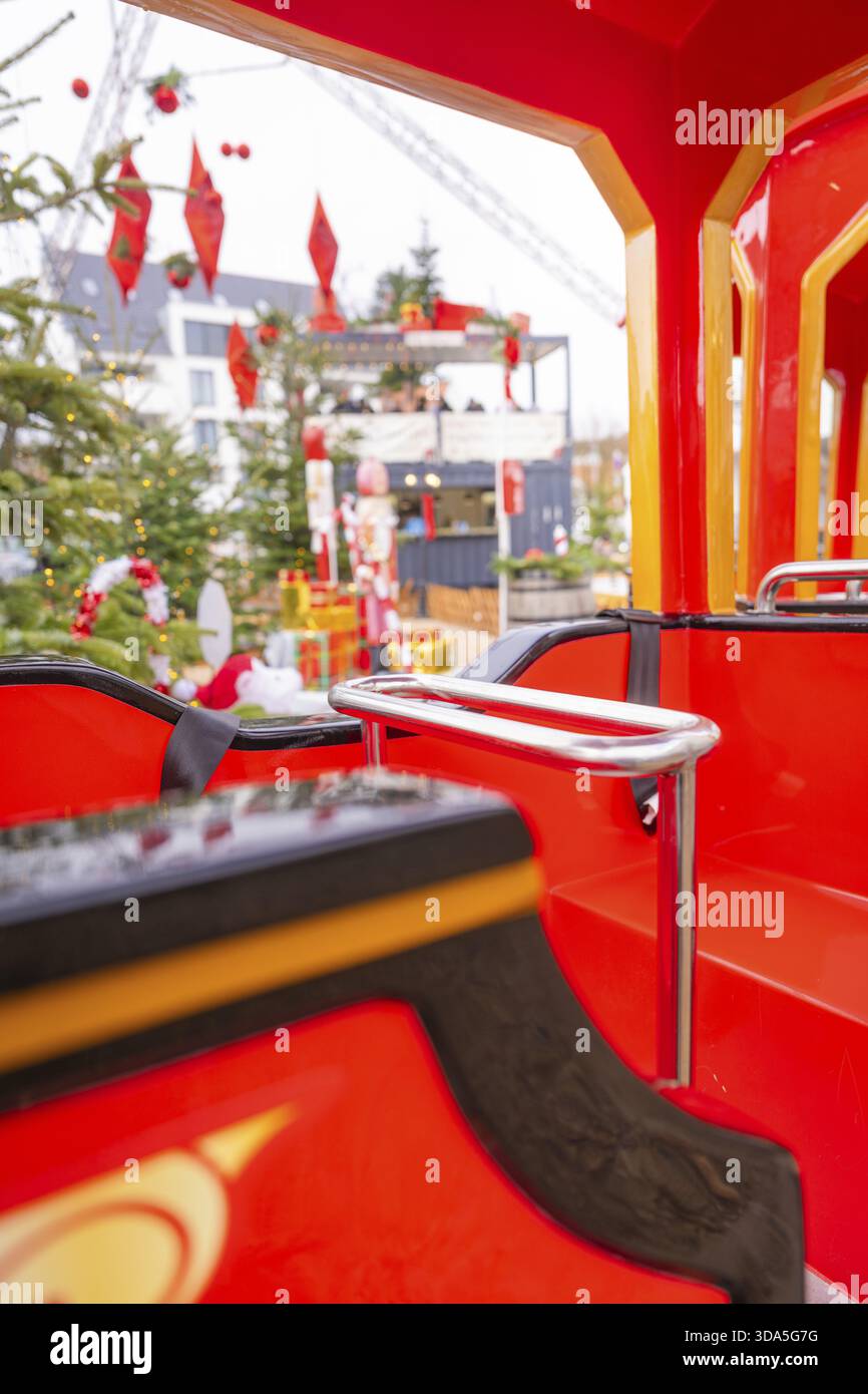 Interno di un'auto giocattolo rossa decorata per il mercato di Natale, Sindelfingen, quartiere di Boeblingen, Germania Foto Stock