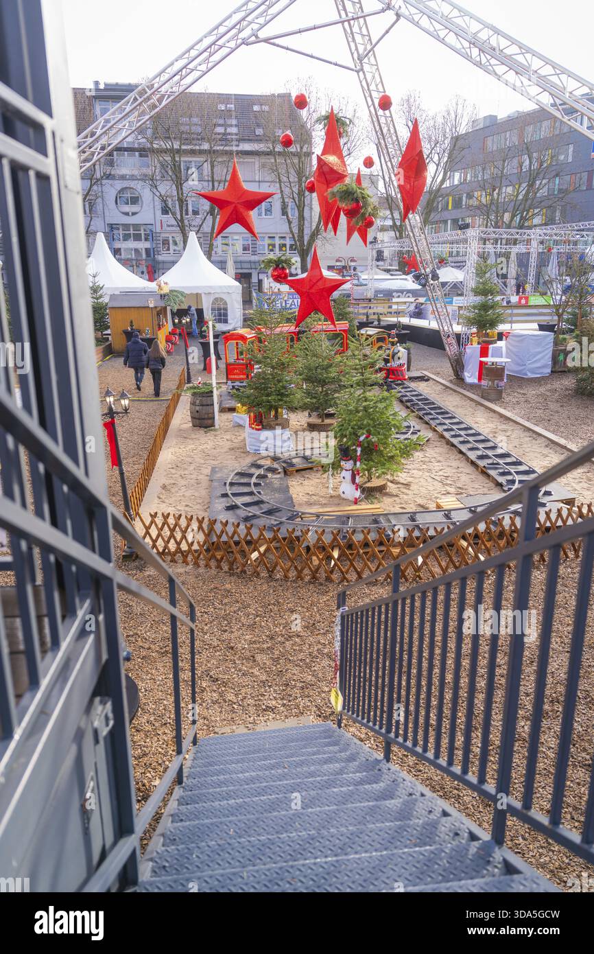 Vista dall'alto di un mercatino di Natale con un trenino giocattolo e grandi stelle rosse, Sindelfingen, quartiere di Boeblingen, Germania Foto Stock