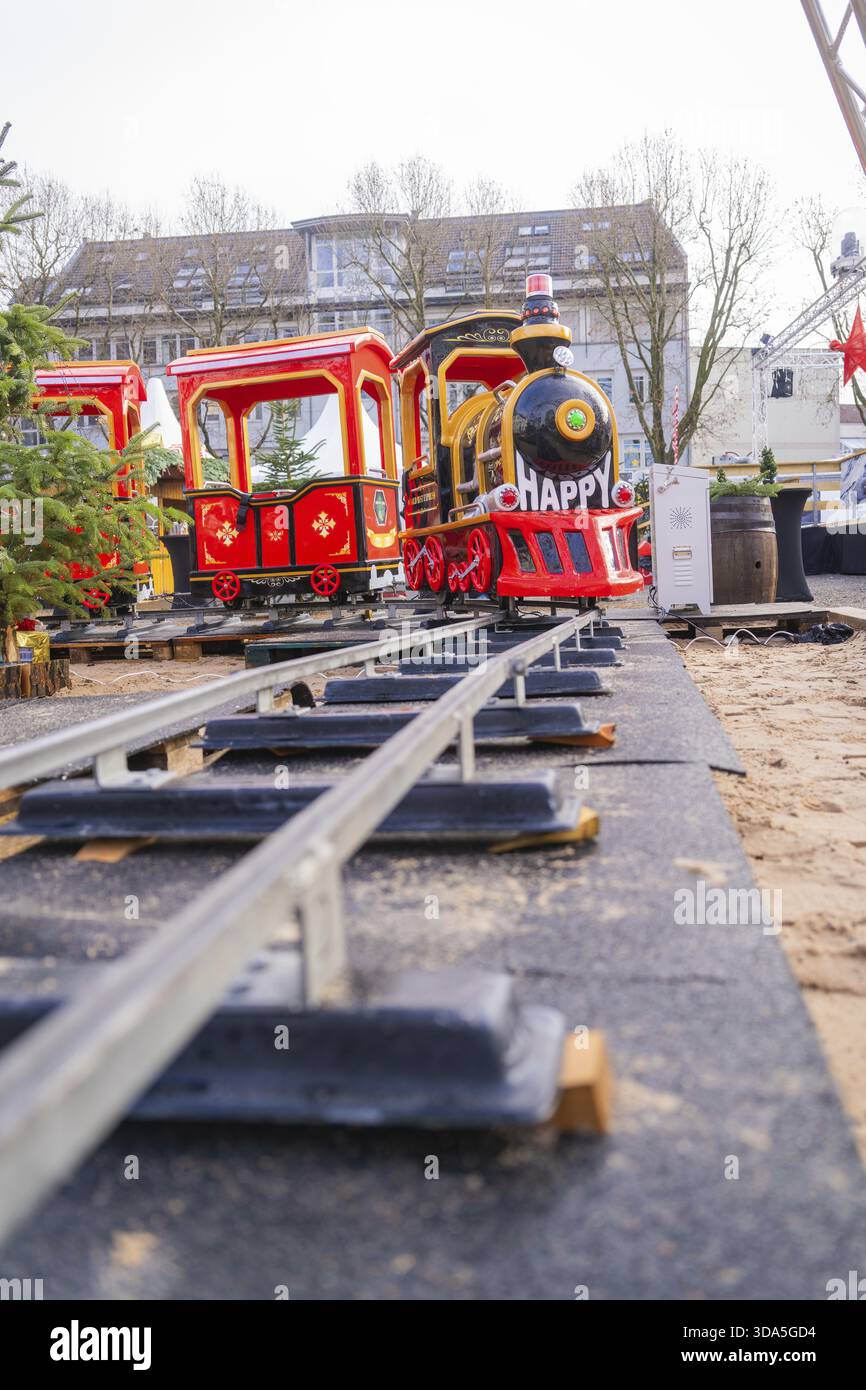 Il treno giocattolo su rotaia crea un'atmosfera allegra al mercato di Natale, Sindelfingen, distretto di Boeblingen, Germania Foto Stock