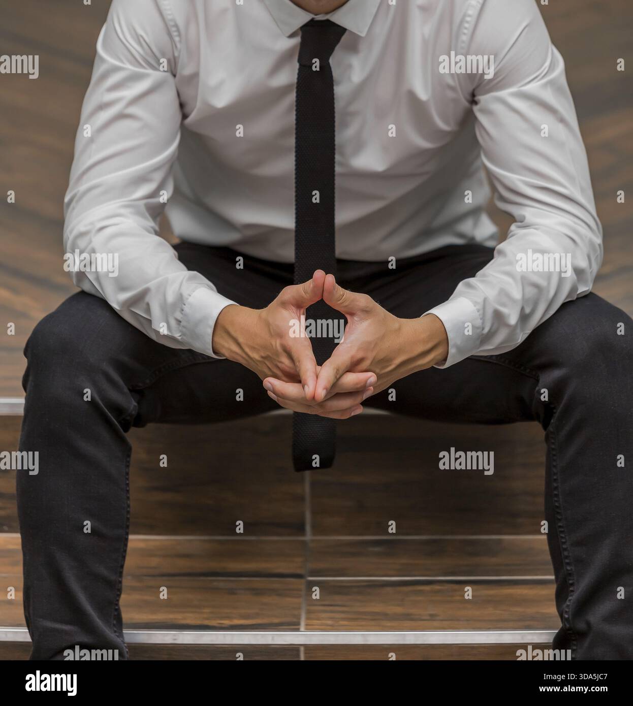 Testa mozzata uomo caucasico in una smart camicia e cravatta in un ufficio Foto Stock