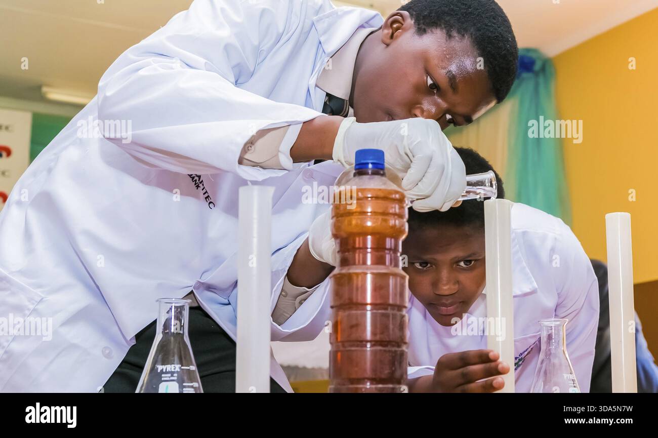 Johannesburg, Sud Africa - 22 Marzo 2017: africano studenti della scuola primaria di fare una dimostrazione della scienza Foto Stock