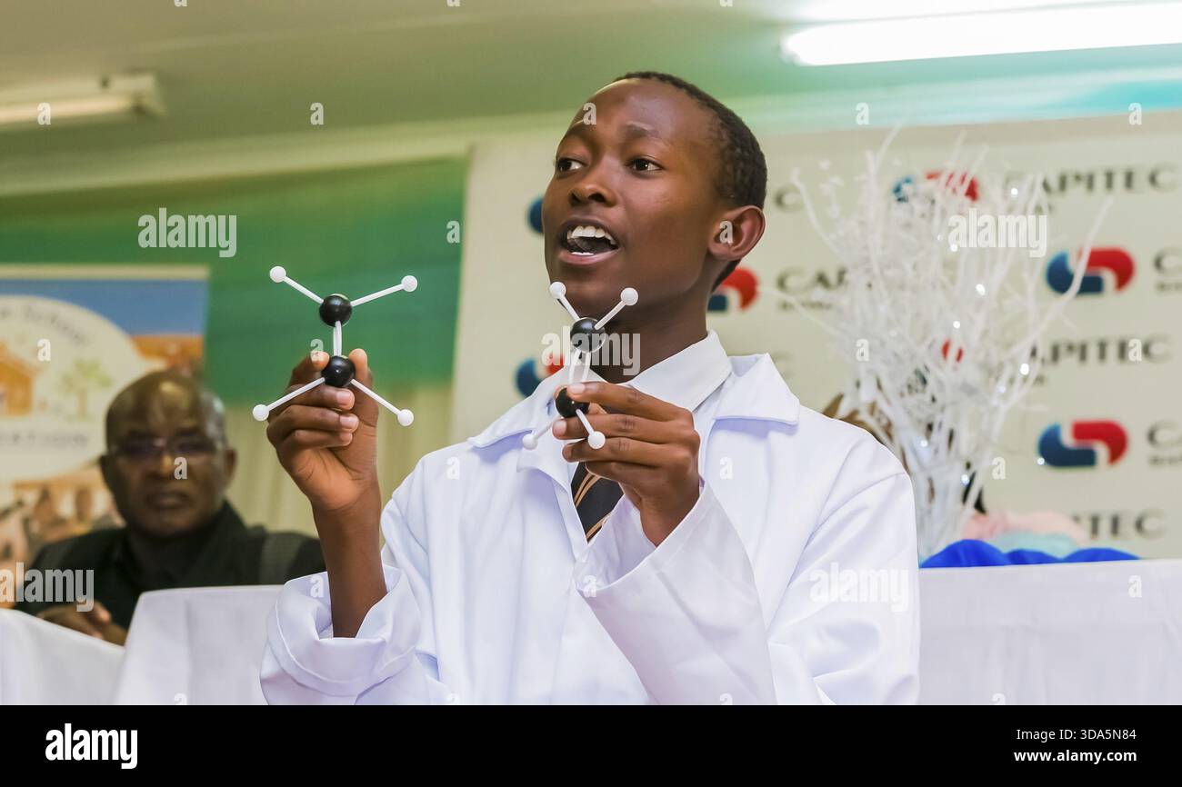 Johannesburg, Sud Africa - 22 Marzo 2017: africano studenti della scuola primaria di fare una dimostrazione della scienza Foto Stock