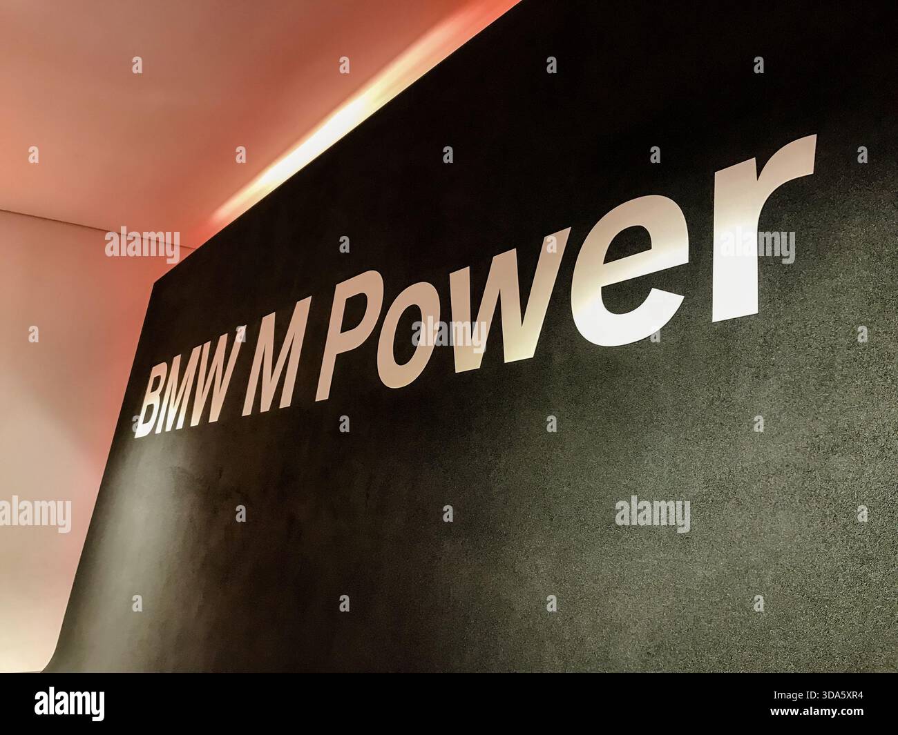 Installazione a parete di BMW M Power all'interno di BMW Welt a Monaco, Germania. Foto Stock