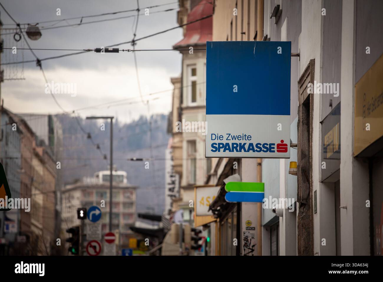 GRAZ, AUSTRIA - 22 DICEMBRE 2024: Firma per Die Zweite Sparkasse. La banca è collegata al gruppo Erste. Erste Bank è un'azienda austriaca al dettaglio Foto Stock