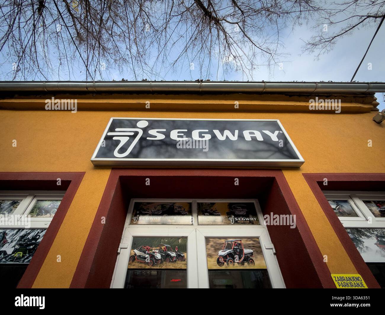 SUBOTICA, SERBIA - 16 NOVEMBRE 2025: Vista ravvicinata del logo Segway su un rivenditore a Subotica, Serbia. Il Segway è uno scooter elettrico sospeso. Foto Stock