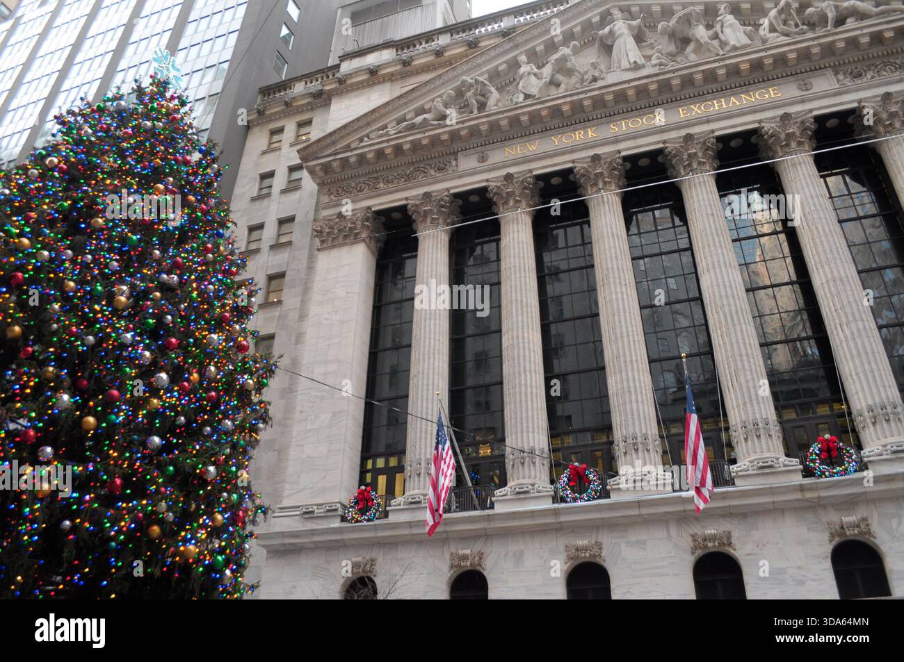 New York, Stati Uniti. 8 dicembre 2025. Un albero di Natale è visto accanto alla Borsa di New York nel quartiere finanziario di Manhattan, New York City. (Foto di Jimin Kim/SOPA Images/Sipa USA) credito: SIPA US/Alamy Live News Foto Stock