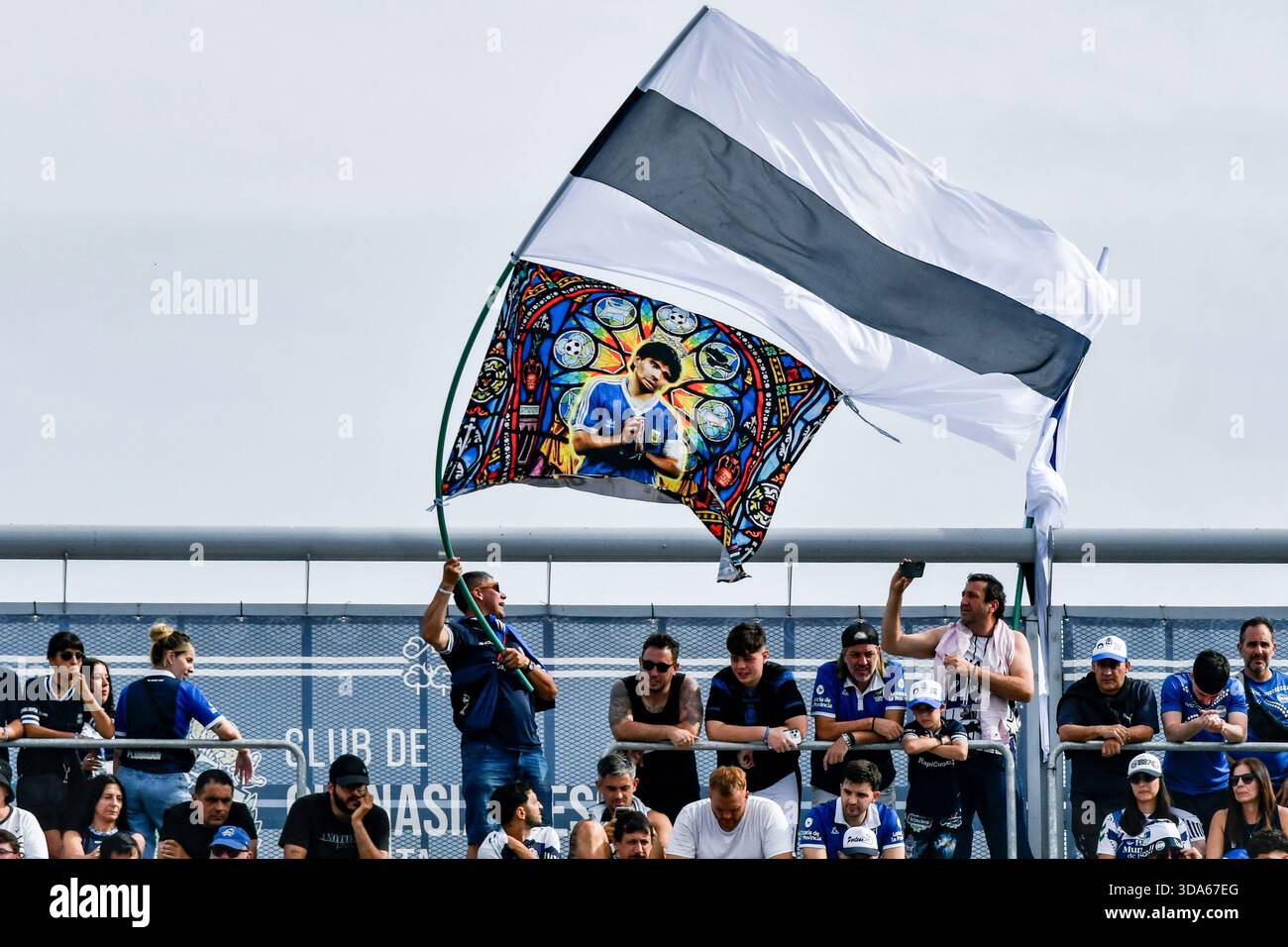 A la Plata, Buenos Aires, Argentina. 8 dicembre 2025. Tifosi della Gimnasia de la Plata nella partita tra Gimnasia y Esgrima de la Plata e Estudiantes de la Plata. In una nuova edizione del Clasico di la Plata City Football, in una nuova edizione del Clasico di la Plata City Football, gli Estudiantes si sono qualificati per il Torneo di finale. Juan Carmelo Zerillo, Stadio El Bosque. Crediti: Facundo Morales/Alamy Live News Foto Stock