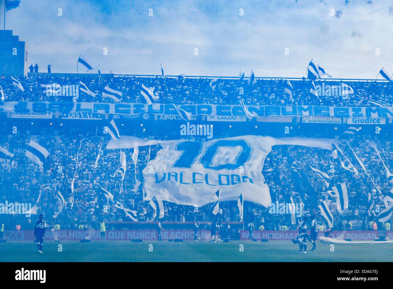 A la Plata, Buenos Aires, Argentina. 8 dicembre 2025. Tifosi della Gimnasia de la Plata nella partita tra Gimnasia y Esgrima de la Plata e Estudiantes de la Plata. In una nuova edizione del Clasico di la Plata City Football, in una nuova edizione del Clasico di la Plata City Football, gli Estudiantes si sono qualificati per il Torneo di finale. Juan Carmelo Zerillo, Stadio El Bosque. Crediti: Facundo Morales/Alamy Live News Foto Stock