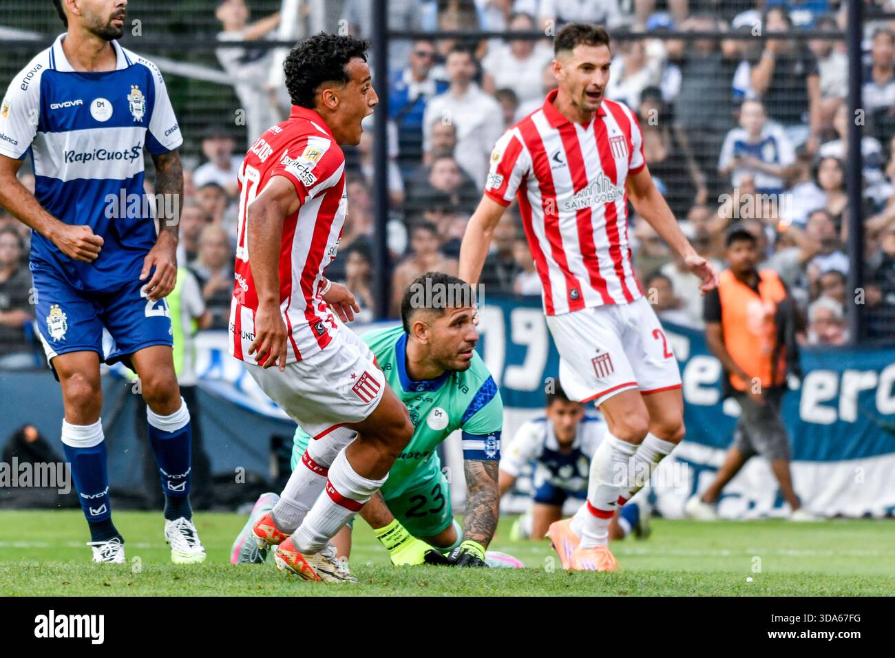 A la Plata, Buenos Aires, Argentina. 8 dicembre 2025. Tiago Palacios celebra il suo gol nella partita tra Gimnasia y Esgrima de la Plata e Estudiantes de la Plata. In una nuova edizione del Clasico di la Plata City Football, in una nuova edizione del Clasico di la Plata City Football, gli Estudiantes si sono qualificati per il Torneo di finale. Juan Carmelo Zerillo, Stadio El Bosque. Crediti: Facundo Morales/Alamy Live News Foto Stock