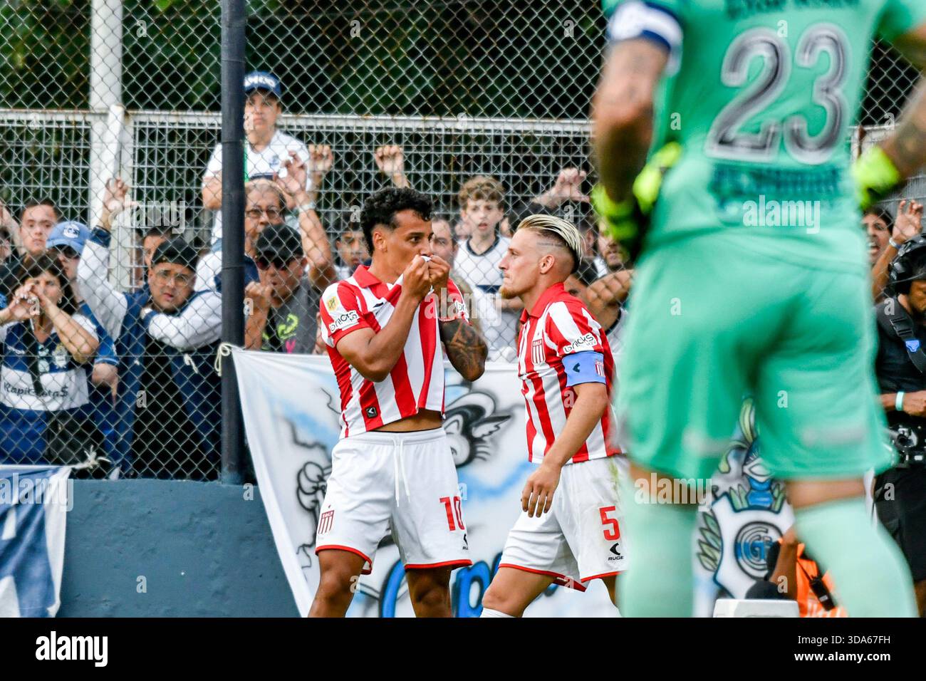 A la Plata, Buenos Aires, Argentina. 8 dicembre 2025. Tiago Palacios celebra il suo gol nella partita tra Gimnasia y Esgrima de la Plata e Estudiantes de la Plata. In una nuova edizione del Clasico di la Plata City Football, in una nuova edizione del Clasico di la Plata City Football, gli Estudiantes si sono qualificati per il Torneo di finale. Juan Carmelo Zerillo, Stadio El Bosque. Crediti: Facundo Morales/Alamy Live News Foto Stock