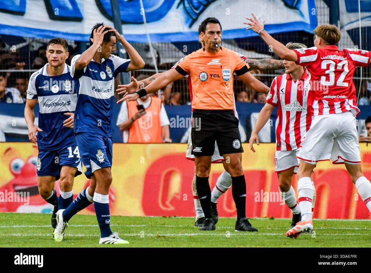 A la Plata, Buenos Aires, Argentina. 8 dicembre 2025. I giocatori dell'Estudiantes de la Plata celebrano la loro vittoria nella partita contro il Gimnasia de la Plata. In una nuova edizione del Clasico di la Plata City Football, l'Estudiantes si è qualificato per il Torneo di finale. Juan Carmelo Zerillo, Stadio El Bosque. Crediti: Facundo Morales/Alamy Live News Foto Stock
