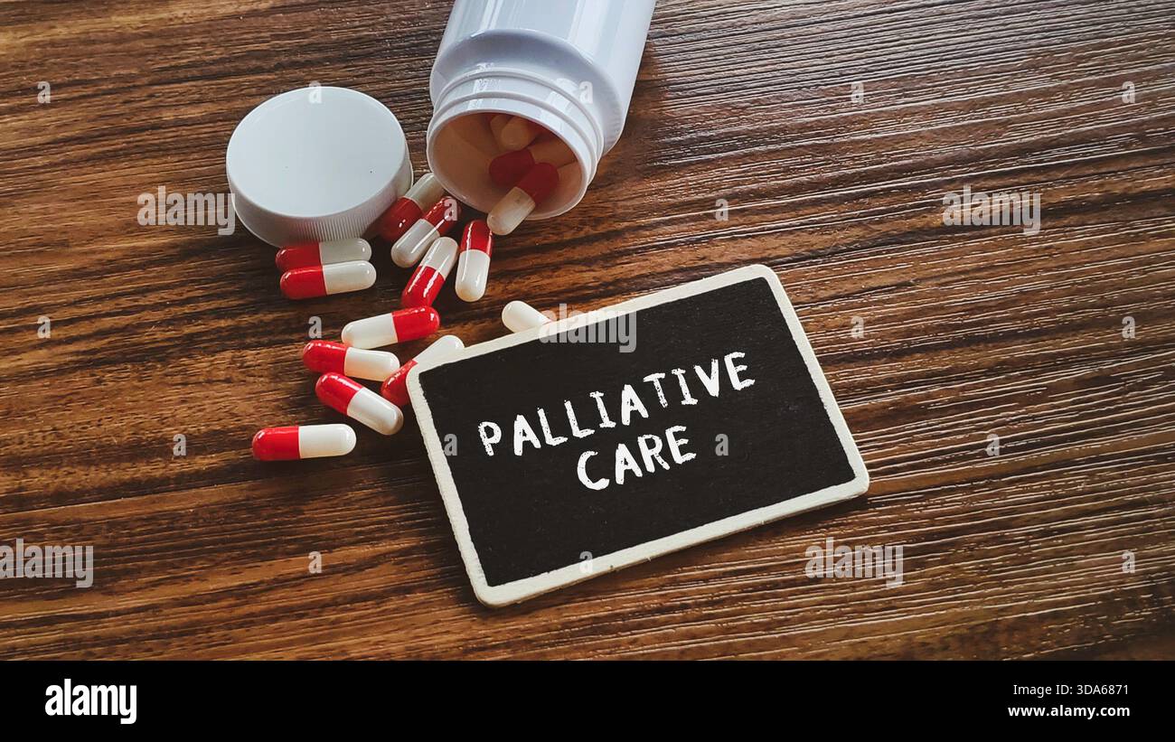 Cure palliative e gestione del dolore: Flaconi e pillole medicinali che rappresentano il comfort il trattamento e il supporto Foto Stock