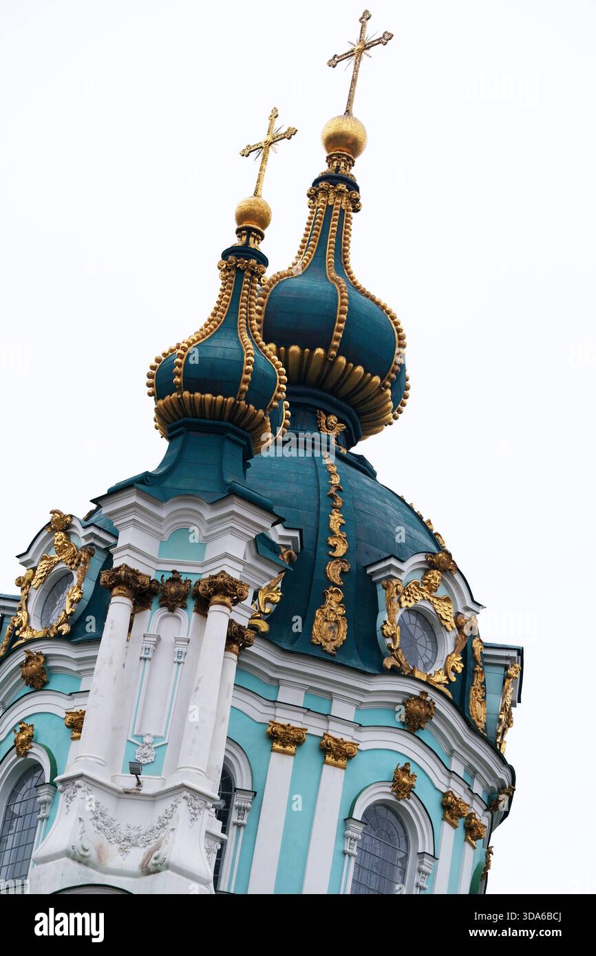 Le cupole dorate si innalzano splendidamente contro un cielo grigio, mostrando dettagli intricati. Foto Stock