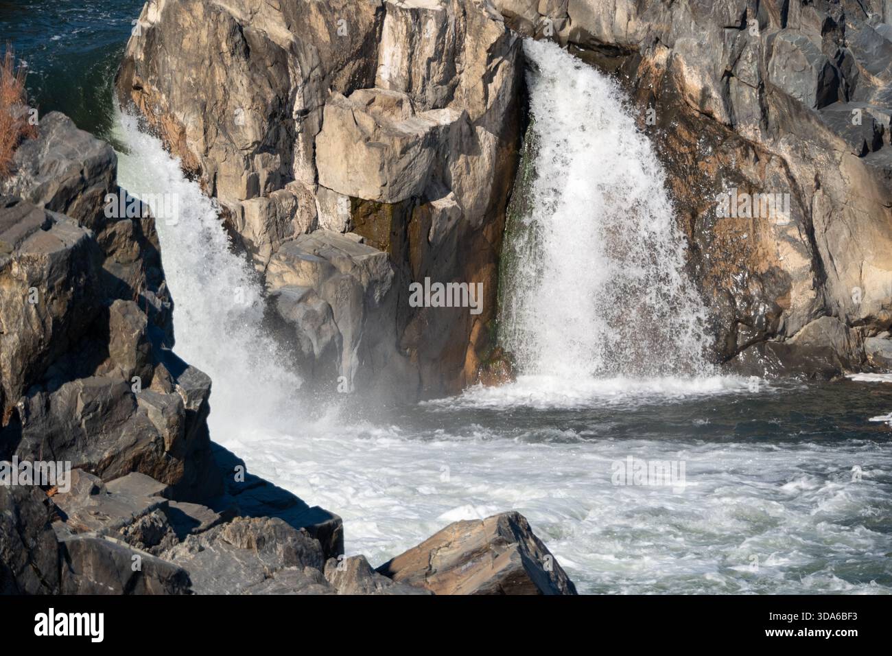 Primo piano delle rapide che si infrangono sulle rocce frastagliate del fiume Potomac al Great Falls National Park, Virginia, USA Foto Stock