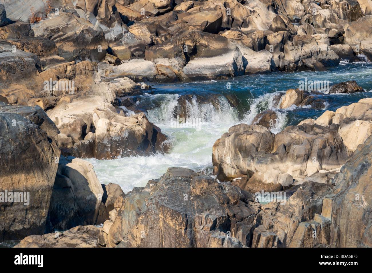 Primo piano delle rapide che si infrangono sulle rocce frastagliate del fiume Potomac al Great Falls National Park, Virginia, USA Foto Stock