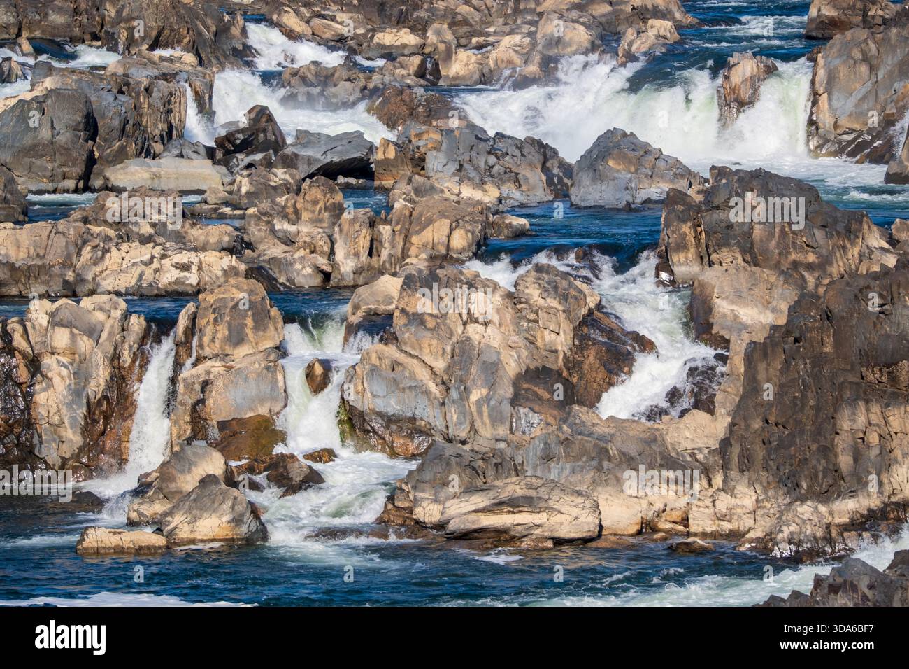 Primo piano delle rapide che si infrangono sulle rocce frastagliate del fiume Potomac al Great Falls National Park, Virginia, USA Foto Stock