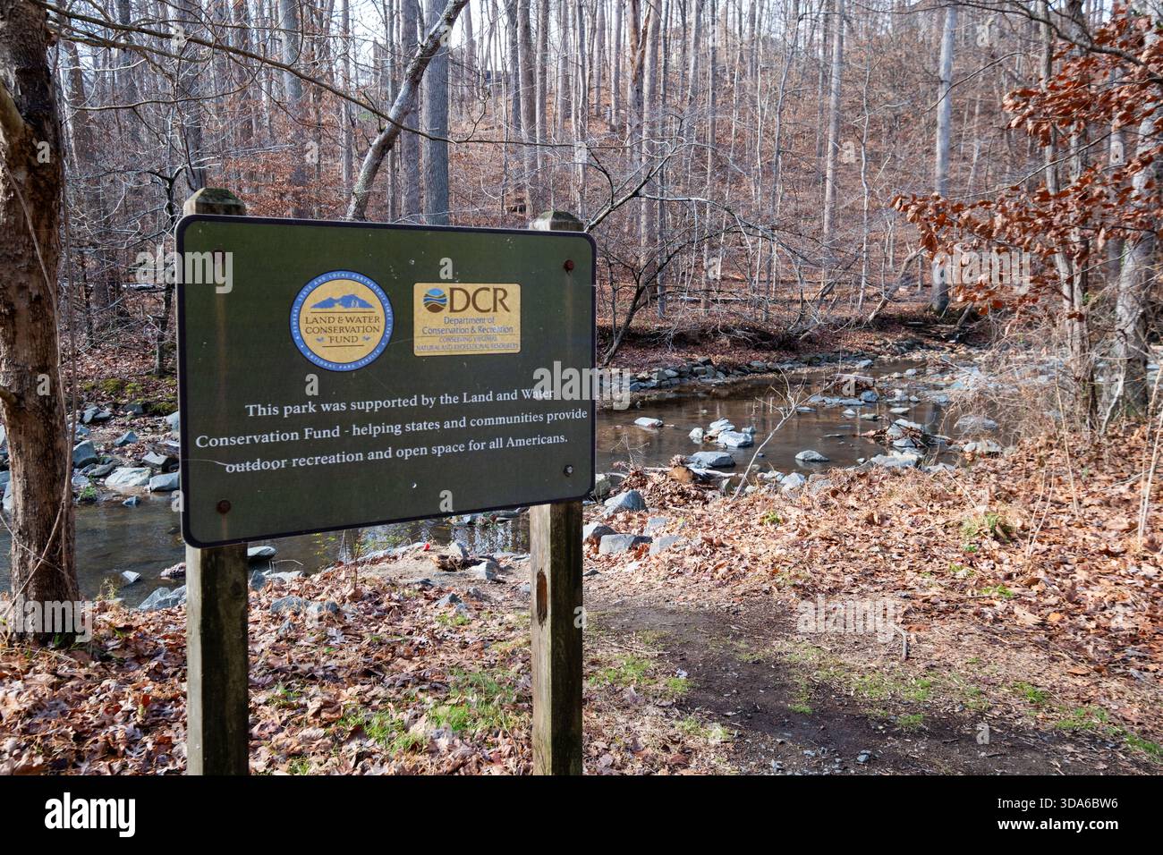 Land and Water Conservation Fund e Virginia Department of Conservation and Recreation firmano presso Scott’s Run Nature Preserve, Fairfax County, Virginia, Foto Stock