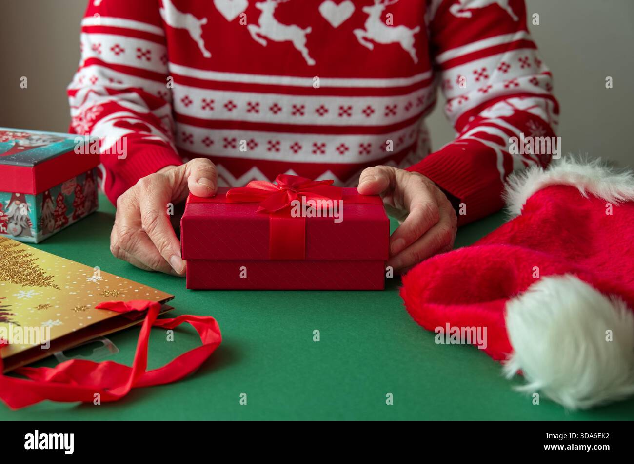 Mezza sezione di una donna anziana con un regalo di Natale Foto Stock
