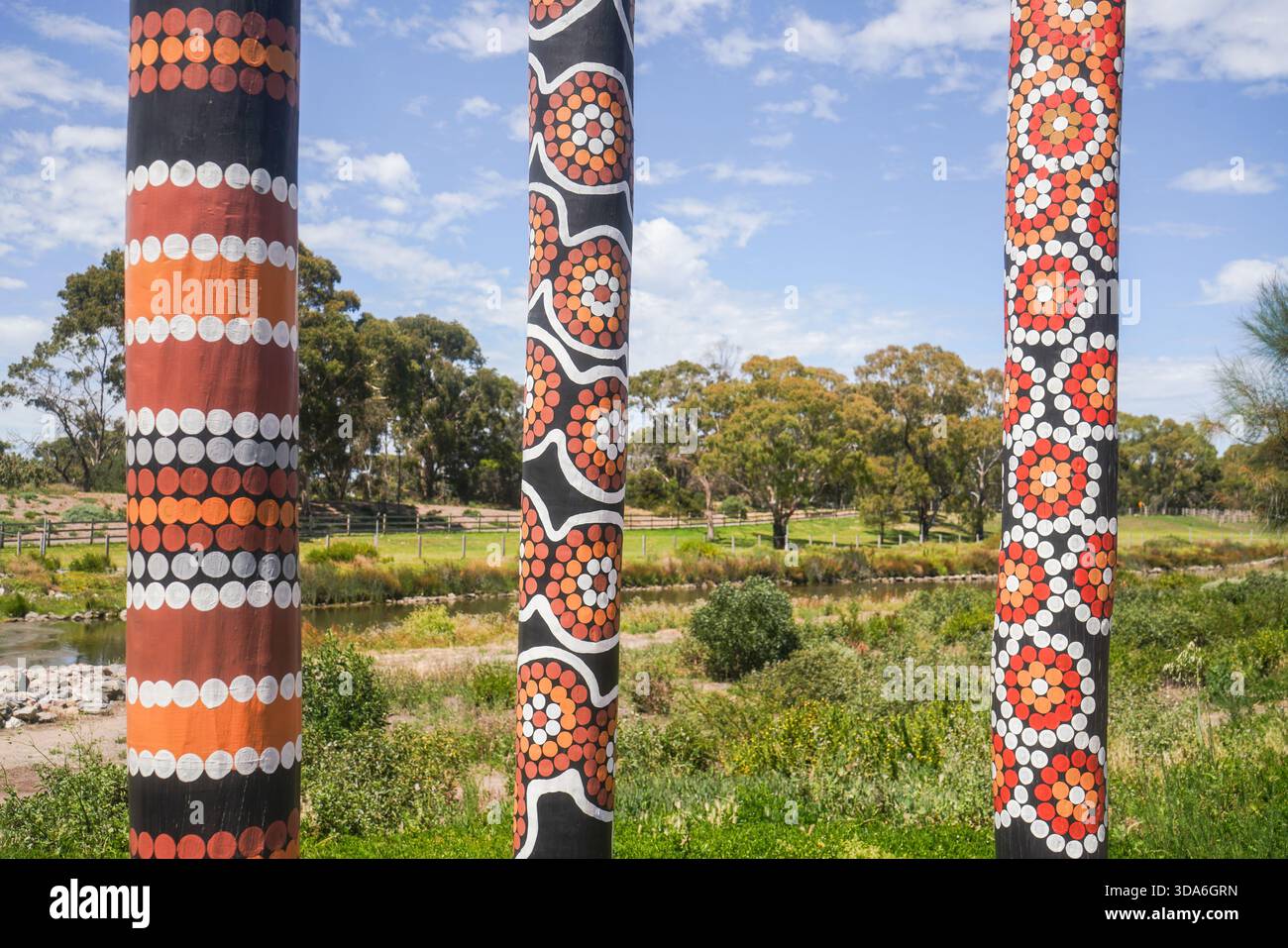Aboriginal Painted Cultural Story Poles, Adelaide, Australia Foto Stock