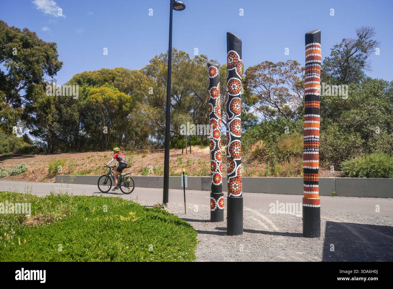 Aboriginal Painted Cultural Story Poles, Adelaide, Australia Foto Stock