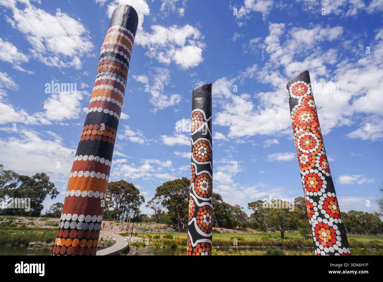 Aboriginal Painted Cultural Story Poles, Adelaide, Australia Foto Stock