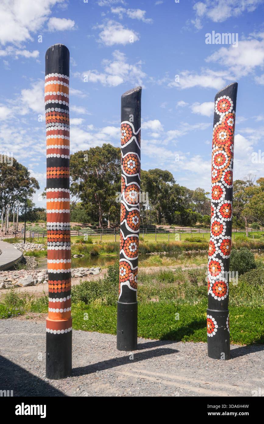 Aboriginal Painted Cultural Story Poles, Adelaide, Australia Foto Stock