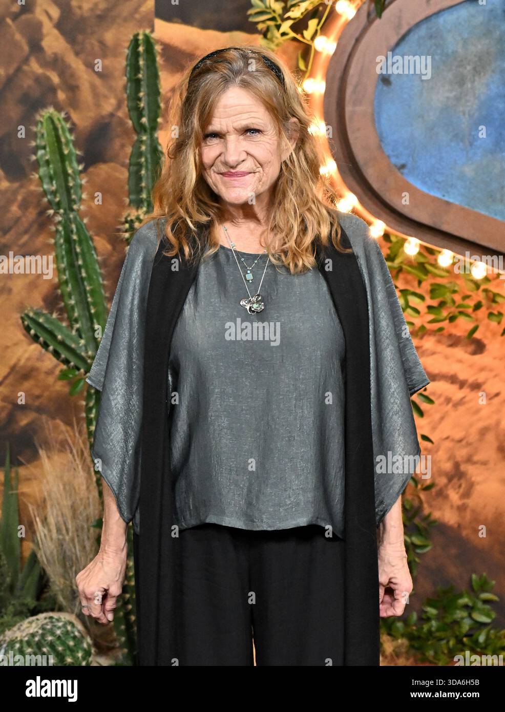 Los Angeles, Stati Uniti. 8 dicembre 2025. Dale Dickey arriva alla seconda stagione di Amazon prime Video "Fallout'" in anteprima all'Academy Museum of Motion Pictures l'8 dicembre 2025 a Los Angeles, CA. © Starbuck/AFF-USA.COM credito: AFF/Alamy Live News Foto Stock