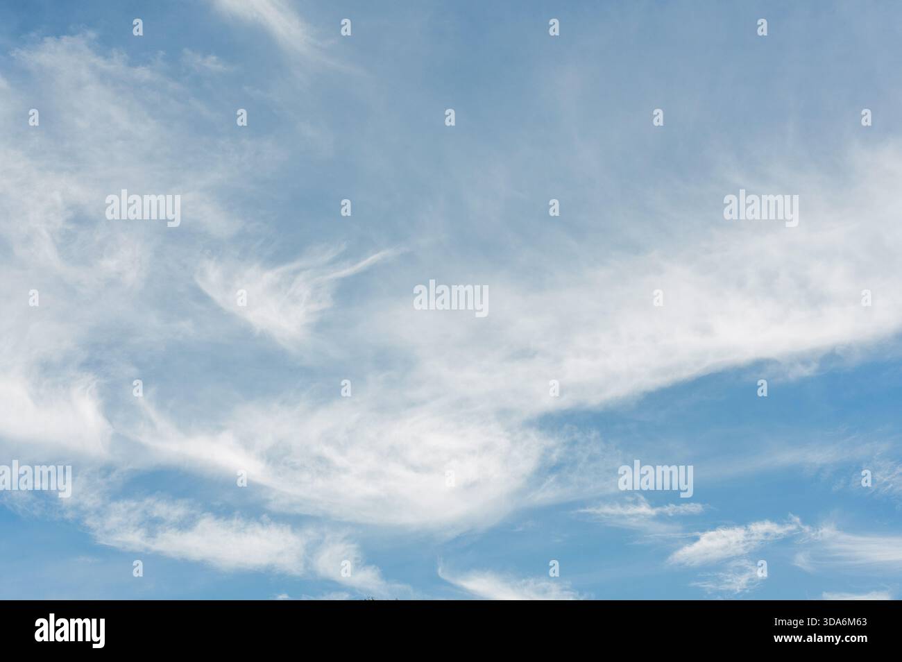 Cielo blu bianco con nuvole cirrus atmosfera diurna tempo di sfondo natura vista panoramica spazio esterno libertà dell'aria pulita struttura luminosa sommità Foto Stock