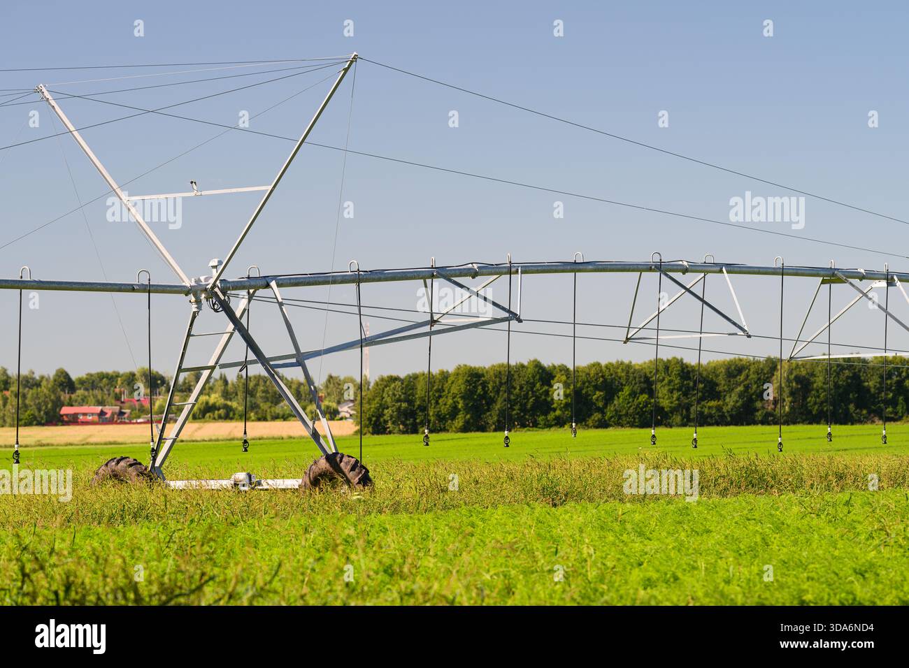 Un moderno sistema di irrigazione che migliora significativamente la crescita del raccolto in un ambiente agricolo vivace e verde Foto Stock