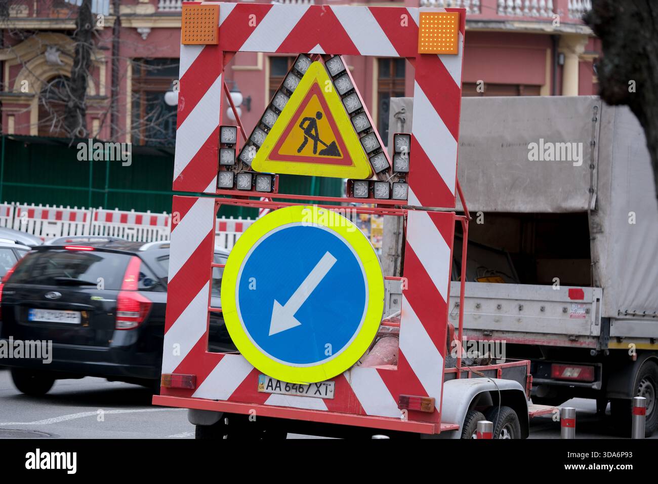 I segnali di avvertimento luminosi indicano ai veicoli di superare in modo sicuro le attività stradali nelle vicinanze. Kiev, Ucraina. 8 dicembre 2025. Foto Stock