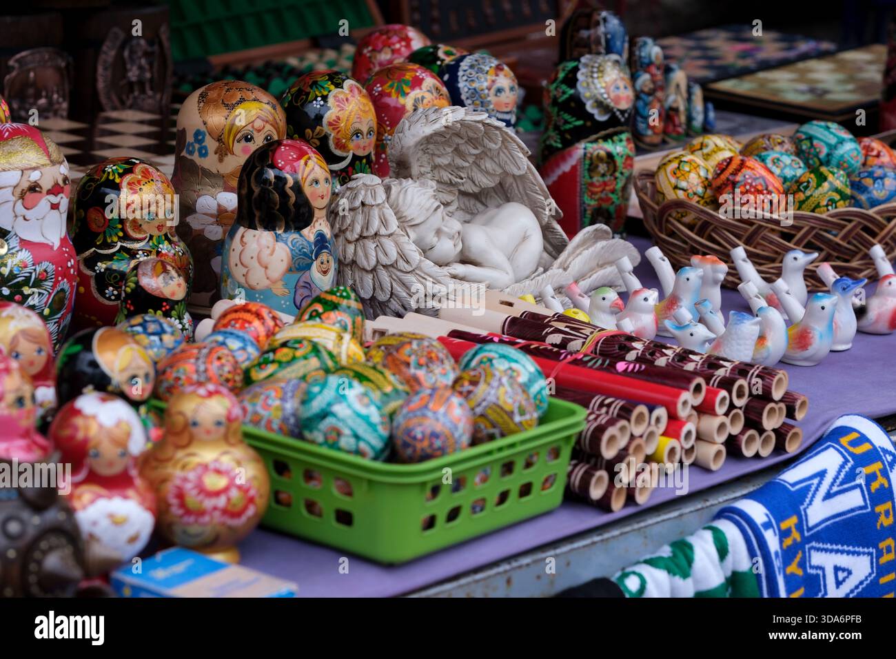Splendidi oggetti artigianali riempiono la banchina del mercato, mostrando colori e design vivaci. Kiev, Ucraina. 8 dicembre 2025. Foto Stock