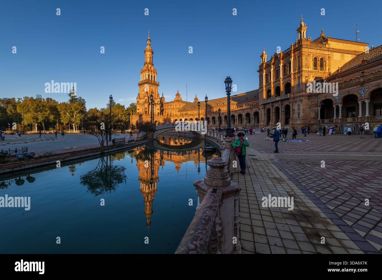 Siviglia, Andalusia, Spagna - 24 ottobre 2023: Alba in Plaza de Espana nel Parco Maria Luisa, simbolo della città. Foto Stock