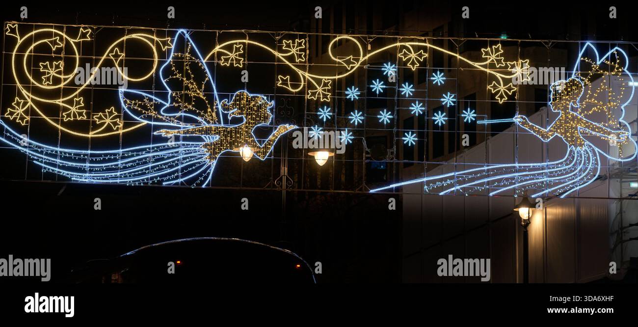 Illuminazione celebrativa (Fairy Godmother e Cenerentola) sullo Strand, Londra, Inghilterra, natale 2025. Foto Stock